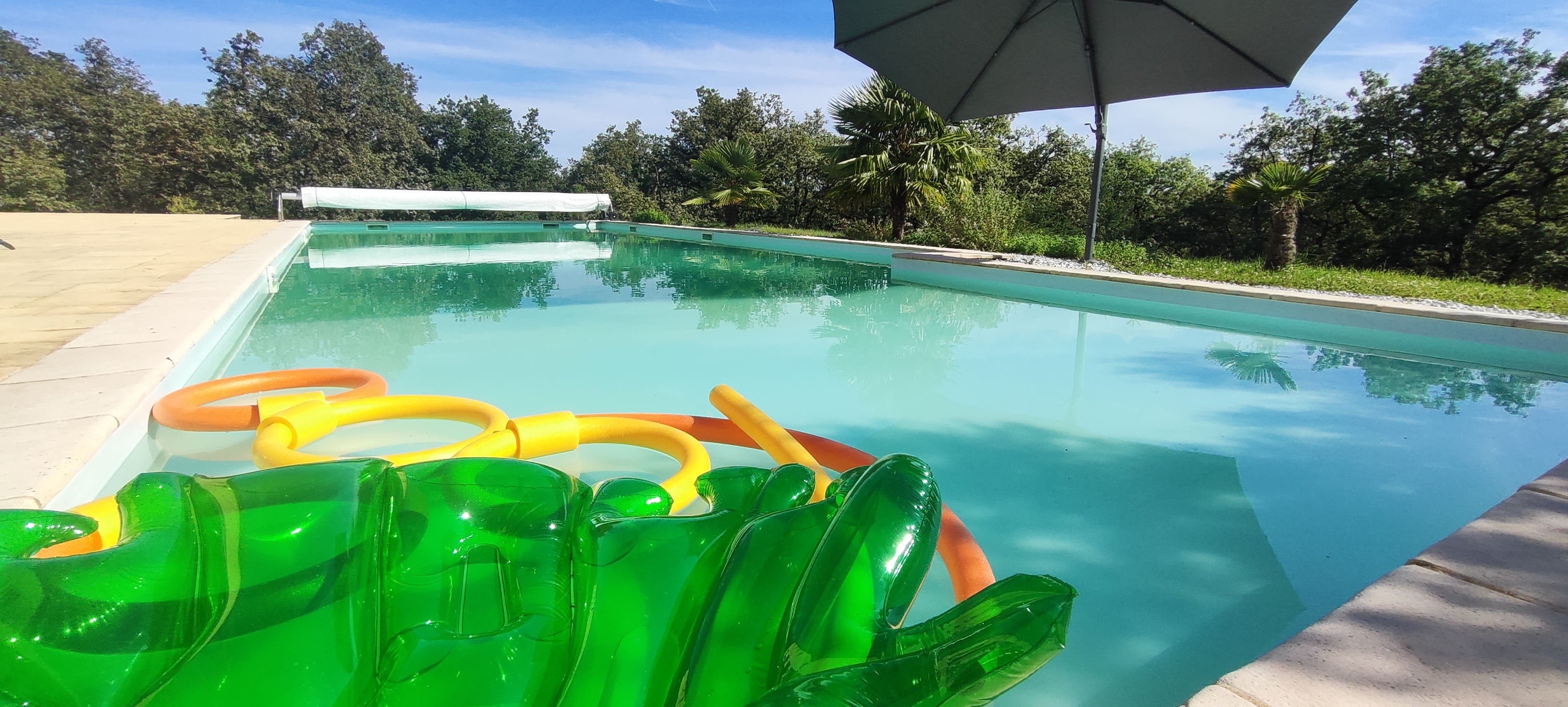 Piscine privée disponible à la location